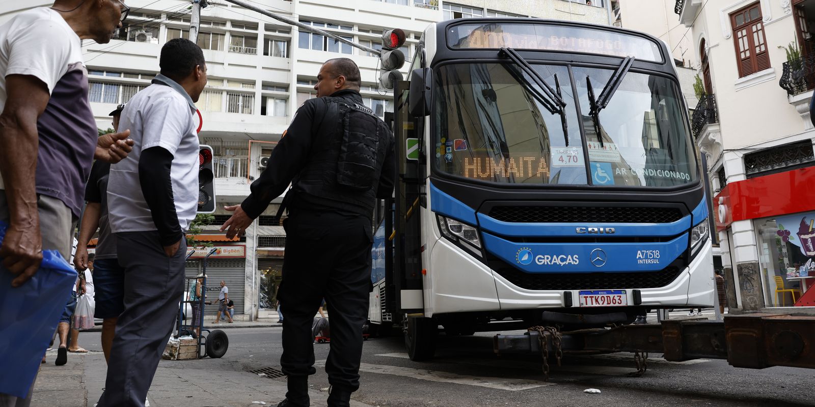 Rio: mais de 50 ônibus viraram barricada; transporte está afetado Rio: mais de 50 ônibus viraram barricada; transporte está afetado