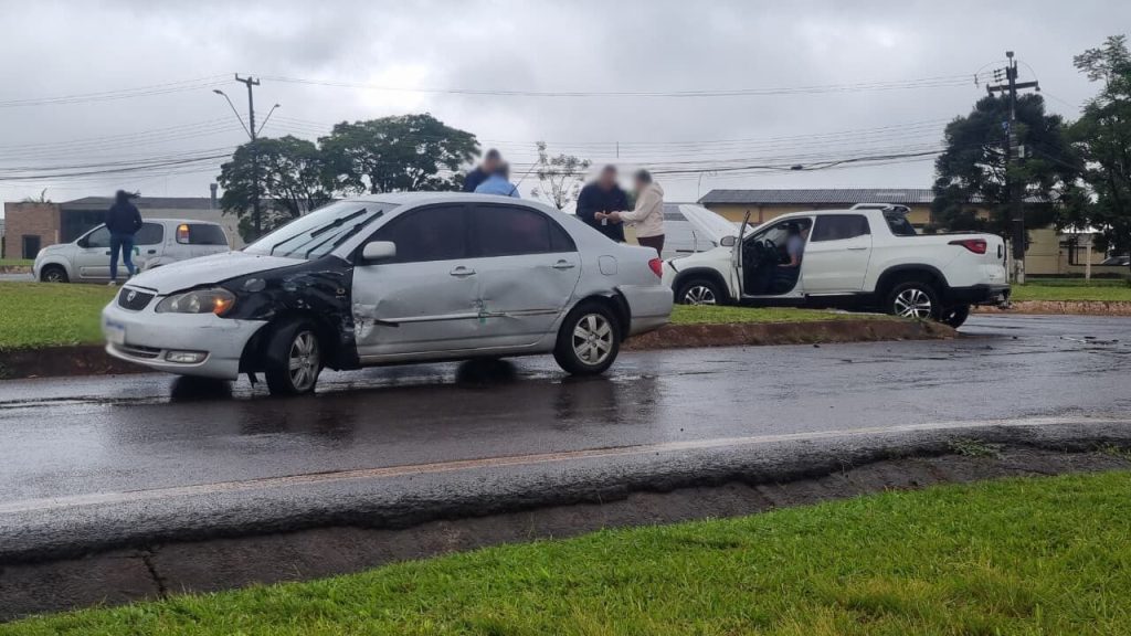 Colisão entre dois veículos é registrada no Trevo Guarujá Colisão entre dois veículos é registrada no Trevo Guarujá