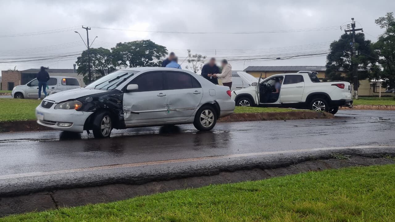Colisão entre dois veículos é registrada no Trevo Guarujá
