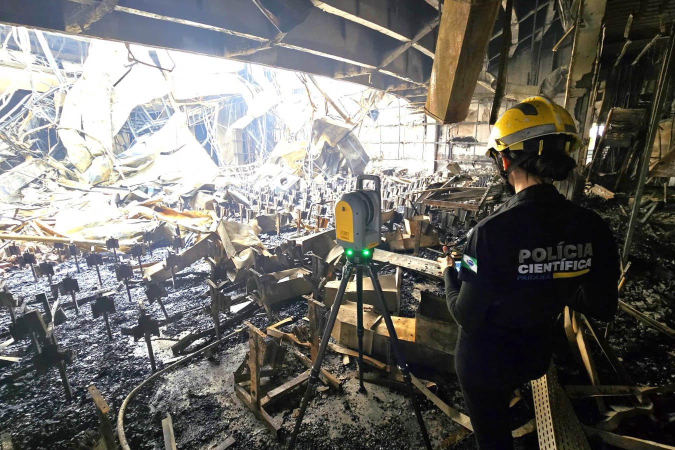 Polícia Científica aplica técnicas avançadas para rastrear origem em casos de incêndio Polícia Científica aplica técnicas avançadas para rastrear origem em casos de incêndio