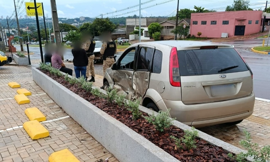 Acidente entre dois veículos deixa motorista ferida em Toledo Acidente entre dois veículos deixa motorista ferida em Toledo