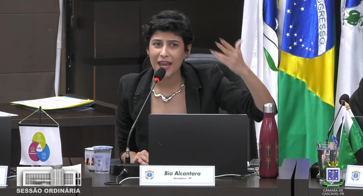 "O excesso de vigilância impede o debate livre", diz vereadora ao votar contra câmeras em sala de aula "O excesso de vigilância impede o debate livre", diz vereadora ao votar contra câmeras em sala de aula