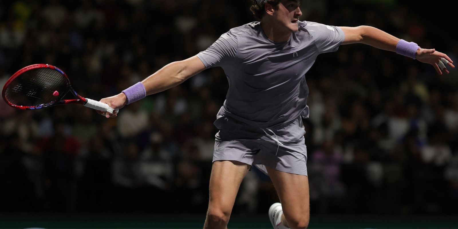 João Fonseca vence Shapovalov na estreia do Masters 1000 de Paris