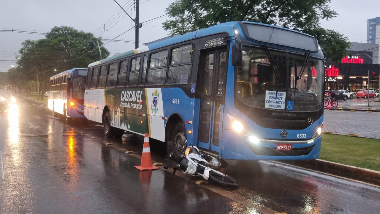 Moto vai parar embaixo de ônibus coletivo após colisão dupla na Avenida Brasil Moto vai parar embaixo de ônibus coletivo após colisão dupla na Avenida Brasil