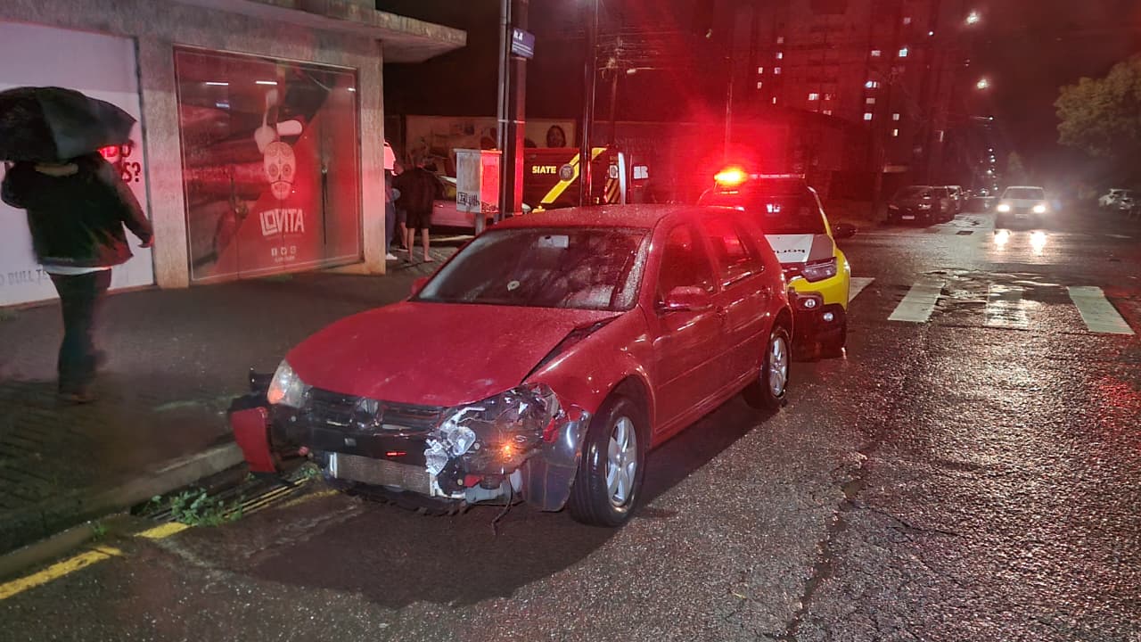 Batida entre Golf e EcoSport na Rua JK deixa mulher ferida Batida entre Golf e EcoSport na Rua JK deixa mulher ferida