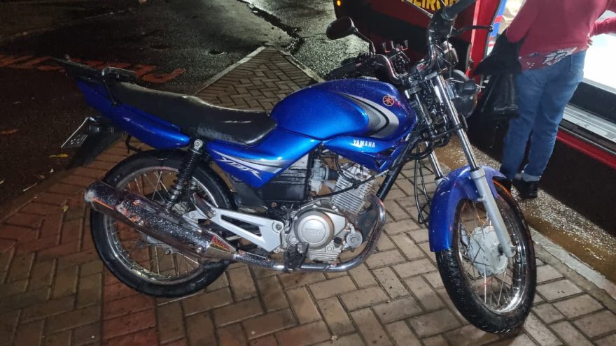 Motociclista cai ao passar por lombada em frente ao zoológico e vai parar no hospital