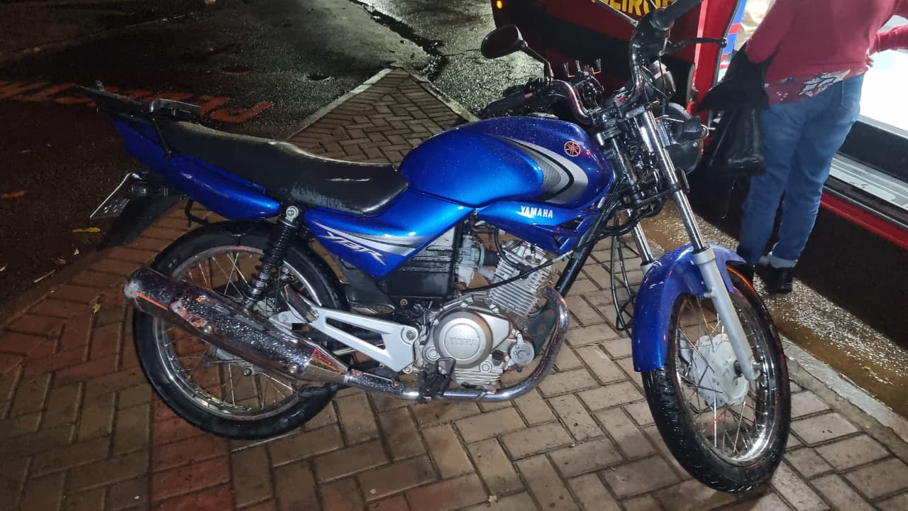 Motociclista cai ao passar por lombada em frente ao zoológico e vai parar no hospital