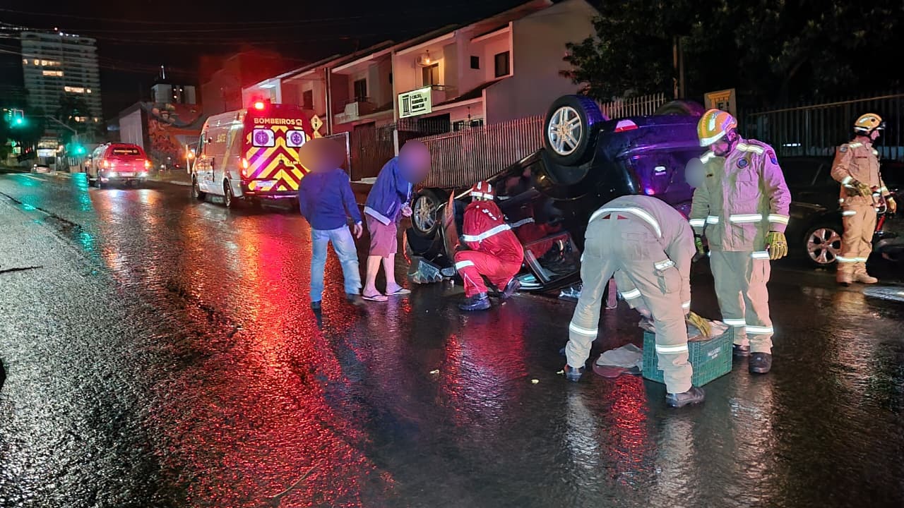 Focus bate em carro estacionado e capota na Rua Pio XII, no Centro de Cascavel