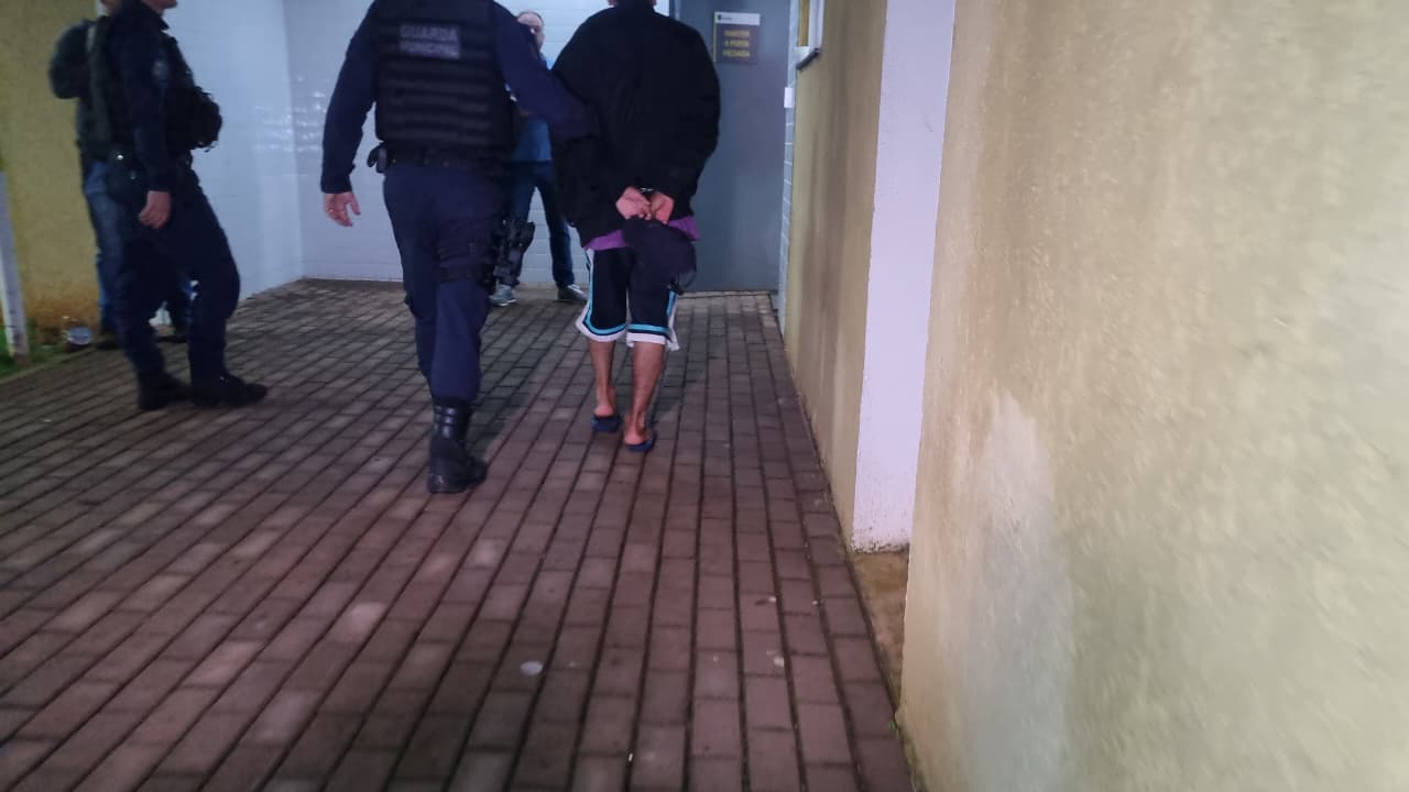 Jovem é detido após agredir namorada no Jardim Melissa, em Cascavel