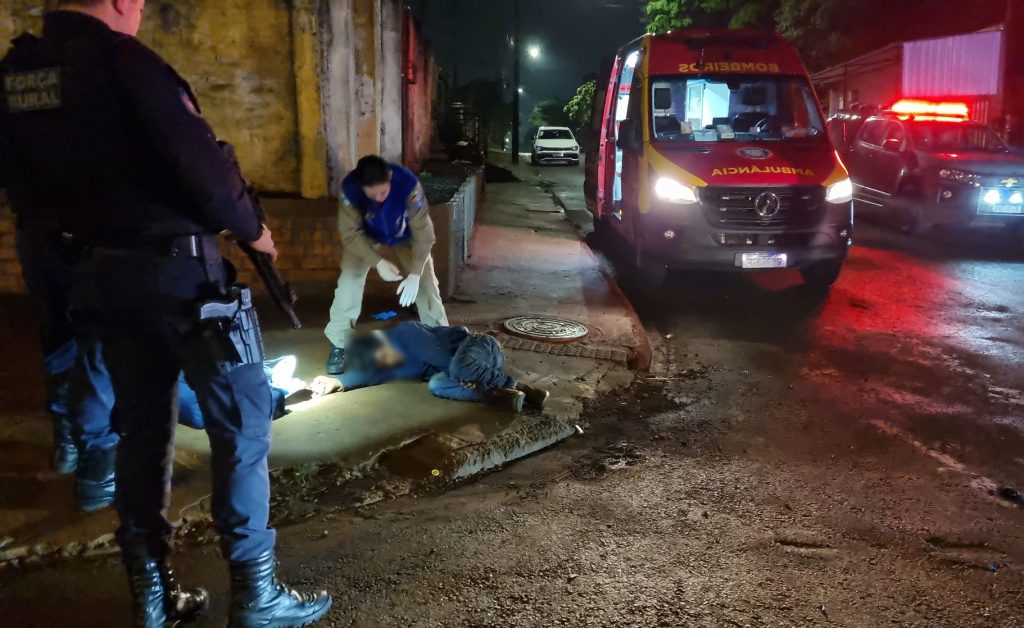 Homem fica inconsciente após ser brutalmente espancado no Conjunto Abelha Homem fica inconsciente após ser brutalmente espancado no Conjunto Abelha