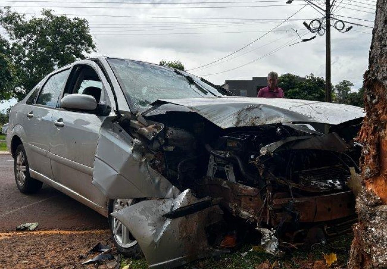 Mulher perde controle, bate em árvore e vai parar no hospital em Santa Helena