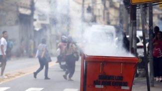 Moradores retiram cerca de 50 corpos em área de mata após operação