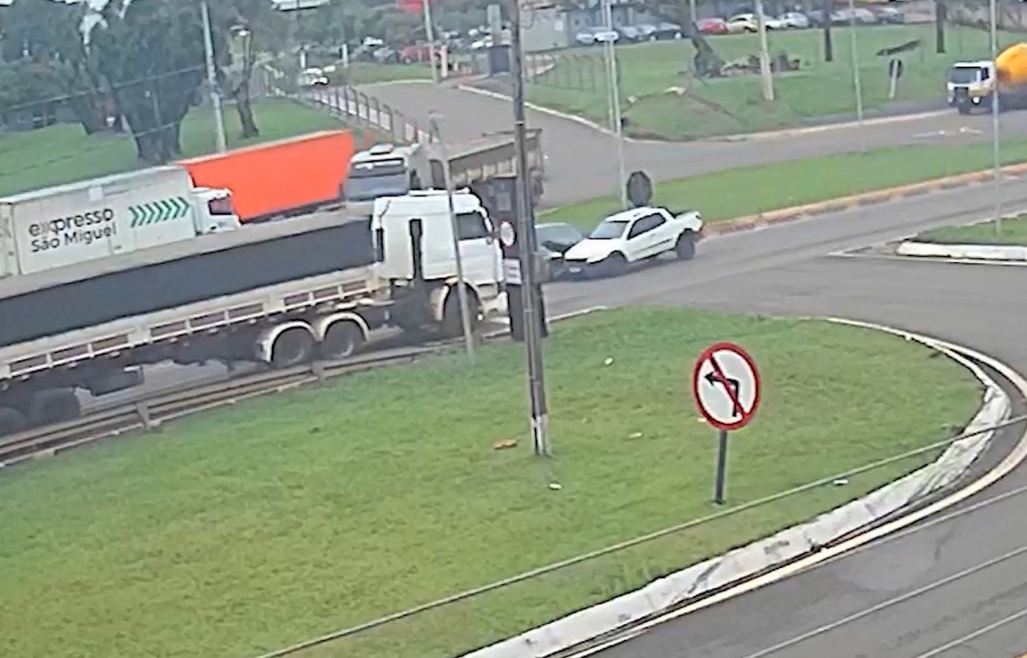 Caminhão para, dá passagem para carro e colisão acontece no Trevo da Portal