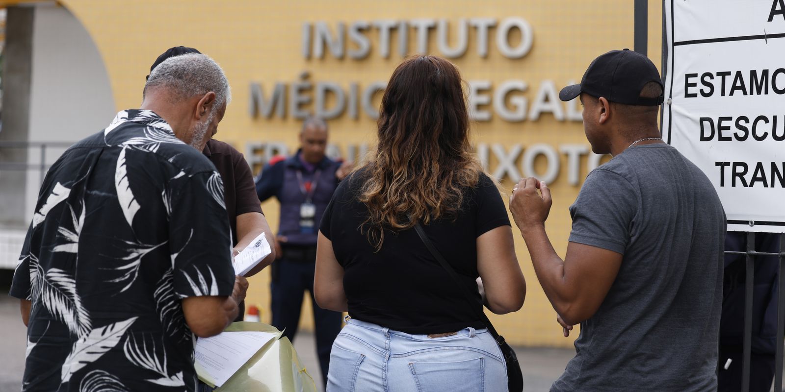 Famílias se cadastram para reconhecer corpos no IML do Rio Famílias se cadastram para reconhecer corpos no IML do Rio