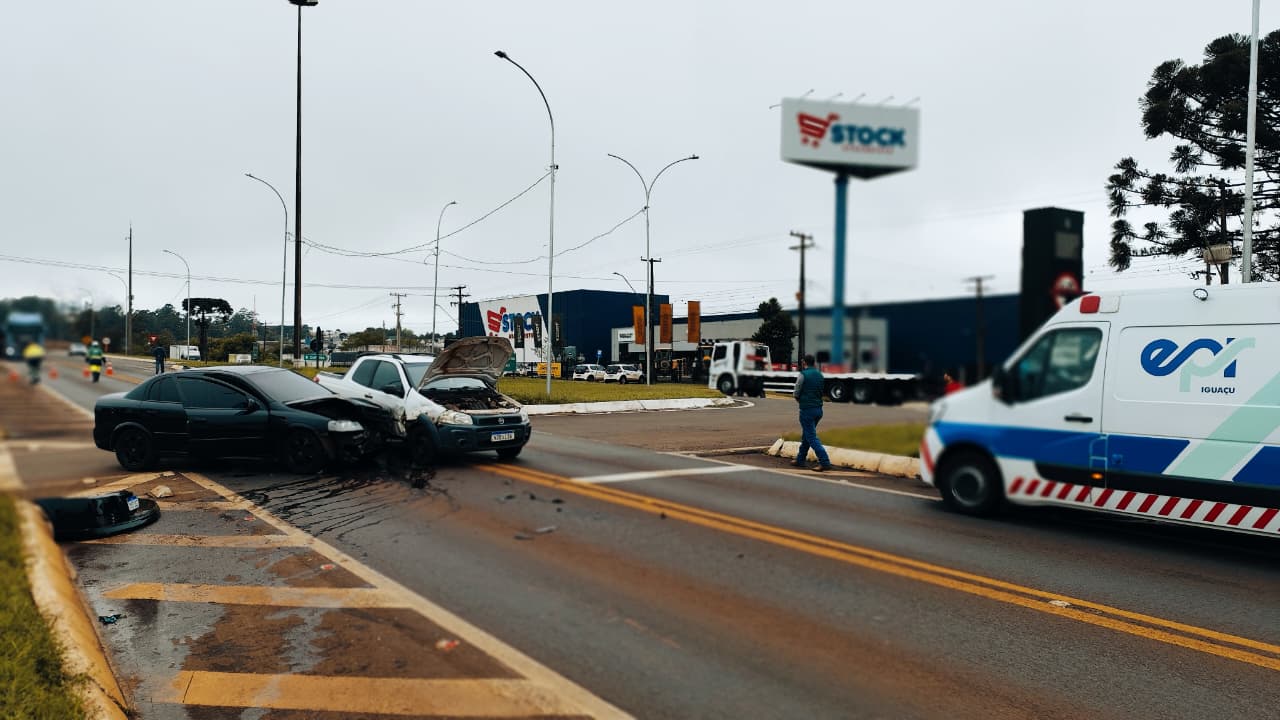 Três pessoas ficam feridas após colisão entre Astra e Fiat Strada no Trevo da Portal