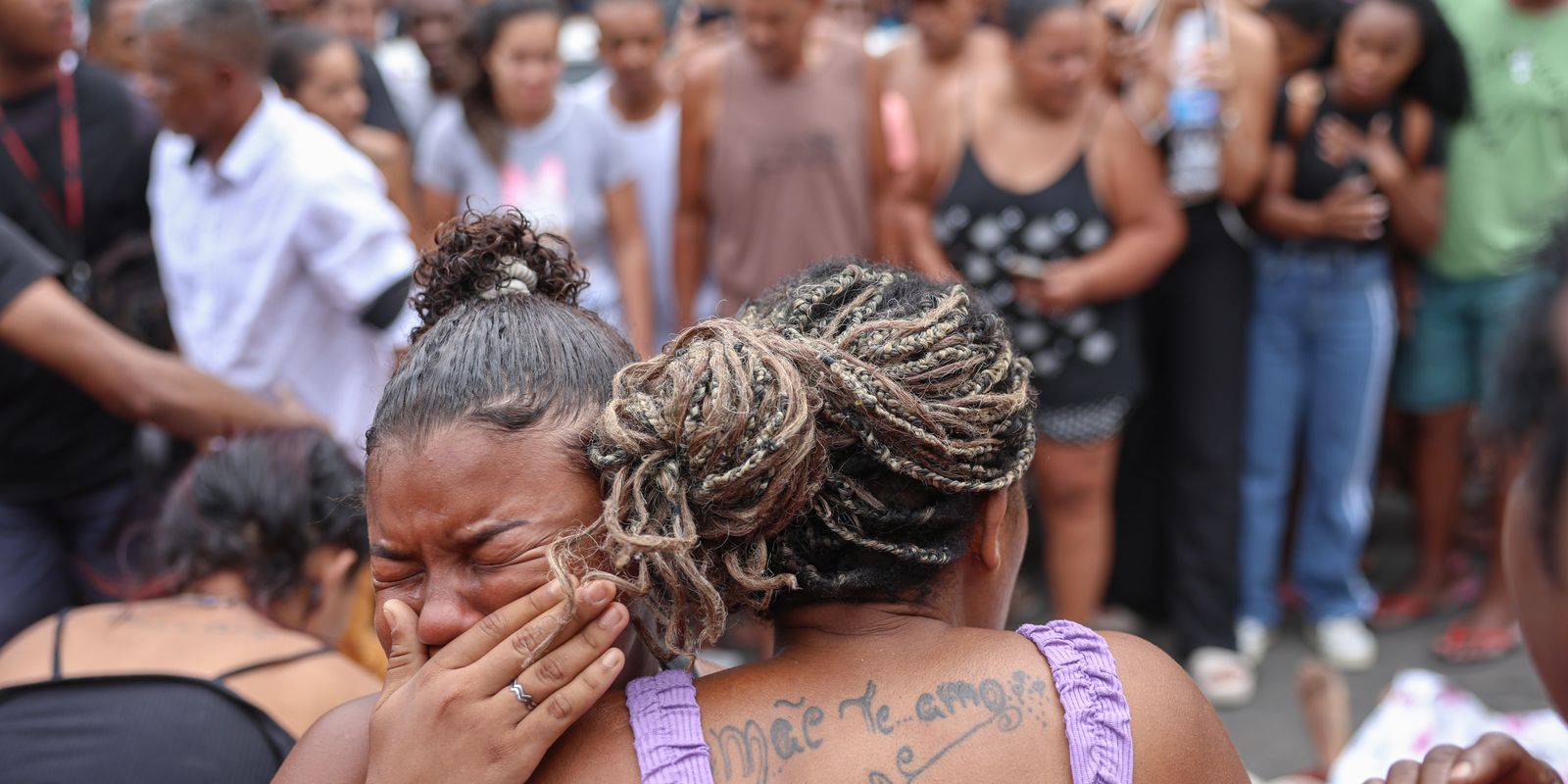 Ativistas denunciam "massacre" em ação policial no Rio Ativistas denunciam "massacre" em ação policial no Rio