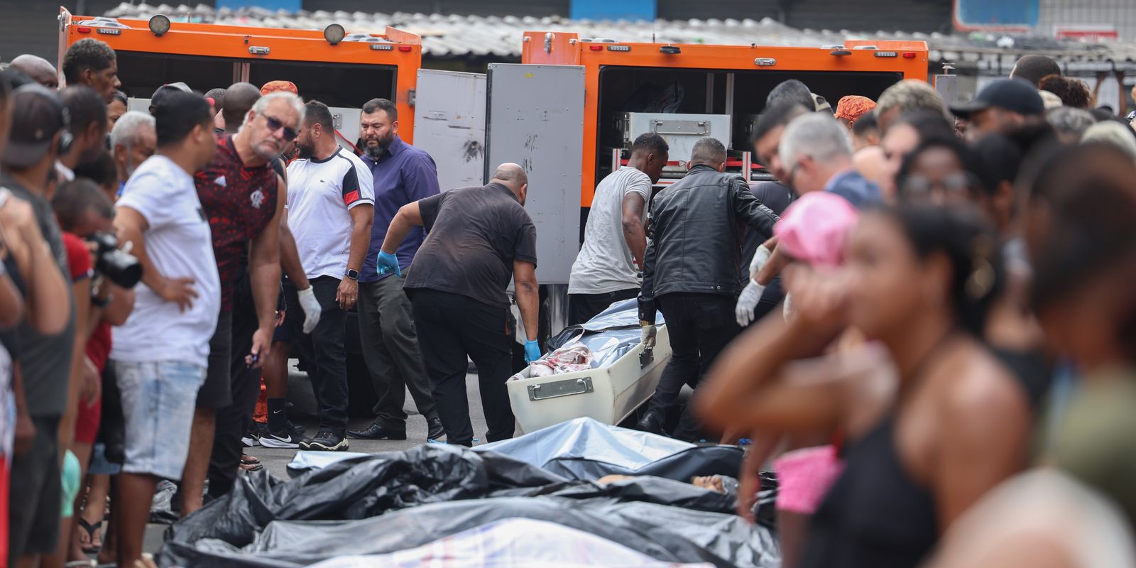 Governo do Rio estima 119 mortes; moradores retiram corpos da mata Governo do Rio estima 119 mortes; moradores retiram corpos da mata