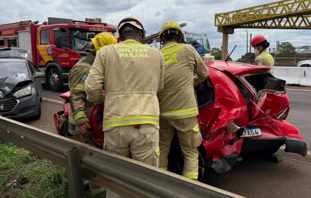 Colisão grave deixa duas motoristas feridas na PR-323 Colisão grave deixa duas motoristas feridas na PR-323