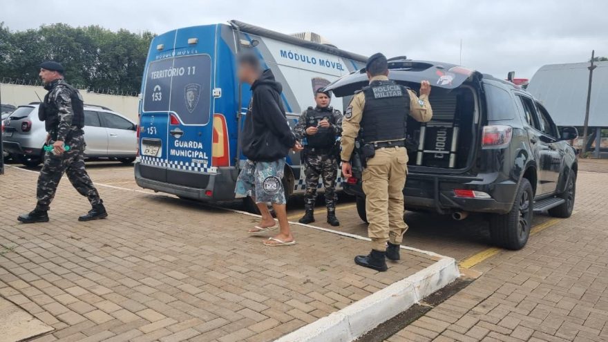 Jovem é visto fumando maconha e acaba apreendido