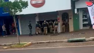 Vídeo mostra chegada da Polícia Militar em loja do Centro de Cascavel após tentativa de golpe
