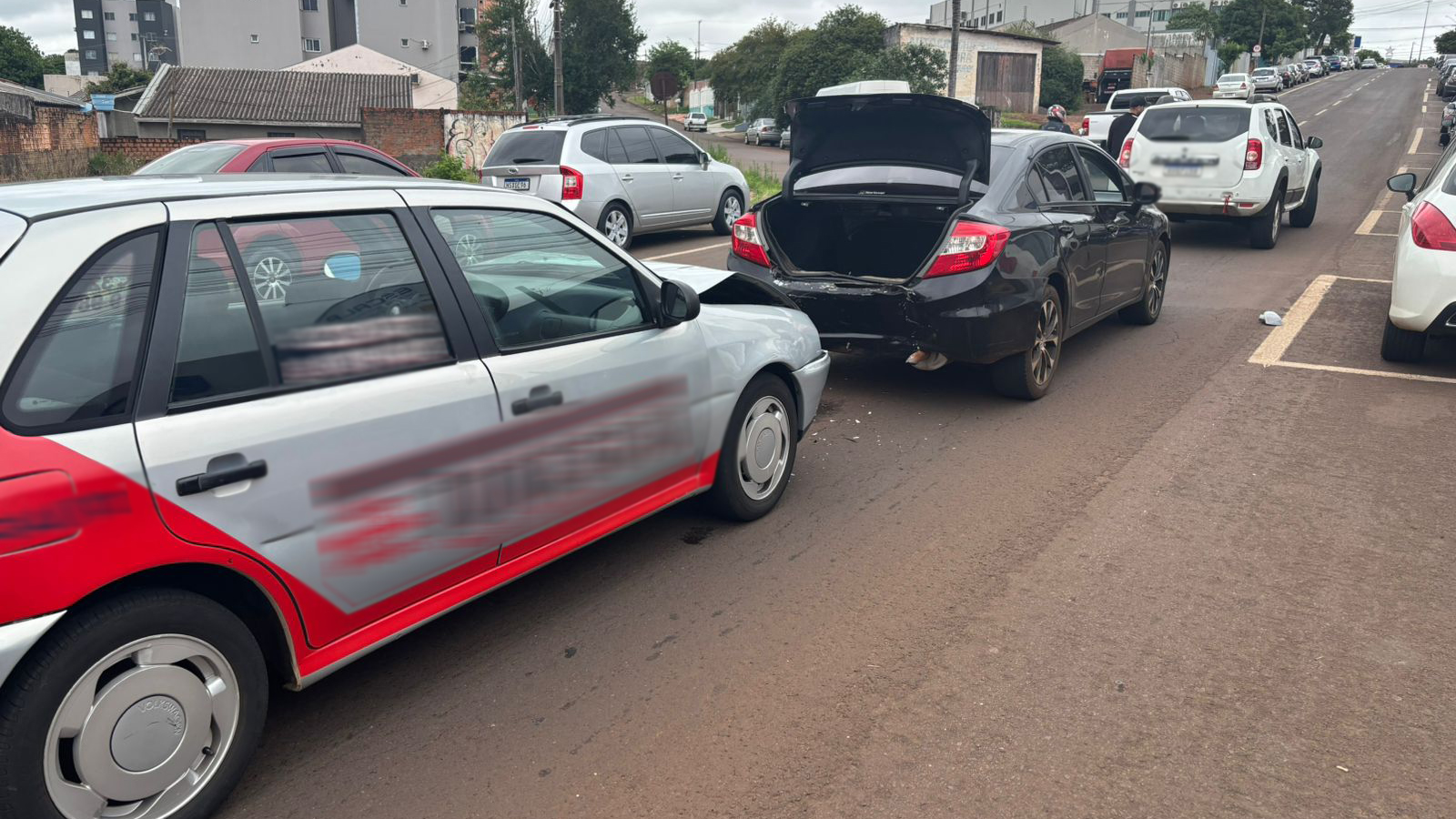 Engavetamento entre três veículos é registrado no Bairro Pioneiros Catarinenses em Cascavel Engavetamento entre três veículos é registrado no Bairro Pioneiros Catarinenses em Cascavel