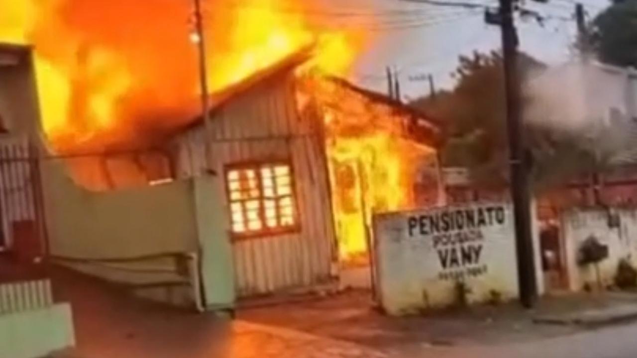 Incêndio destrói casa em Guarapuava (PR) Incêndio destrói casa em Guarapuava (PR)