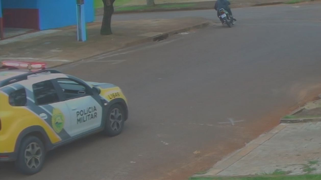 Câmera registra momento em que adolescentes caem de moto durante perseguição no Bairro Morumbi Câmera registra momento em que adolescentes caem de moto durante perseguição no Bairro Morumbi