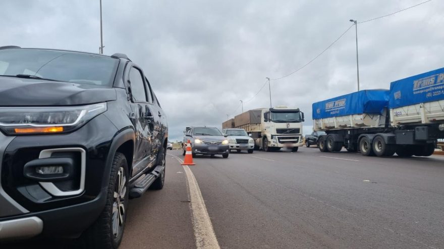 Acidente entre carreta e carro no Trevo Cataratas