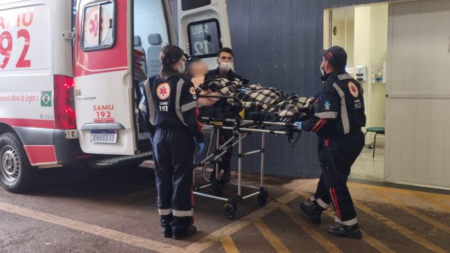 Mulher é transportada de helicóptero para o hospital