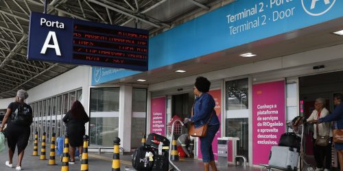 Aéreas flexibilizam remarcação de voos para RJ após operação policial Imagem referente a Aéreas flexibilizam remarcação de voos para RJ após operação policial