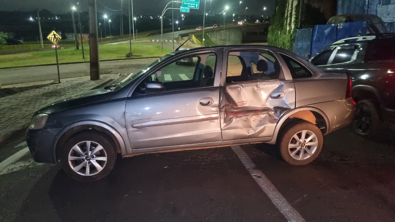 Carro para no meio da pista ao colidir com caminhão no Bairro Veneza