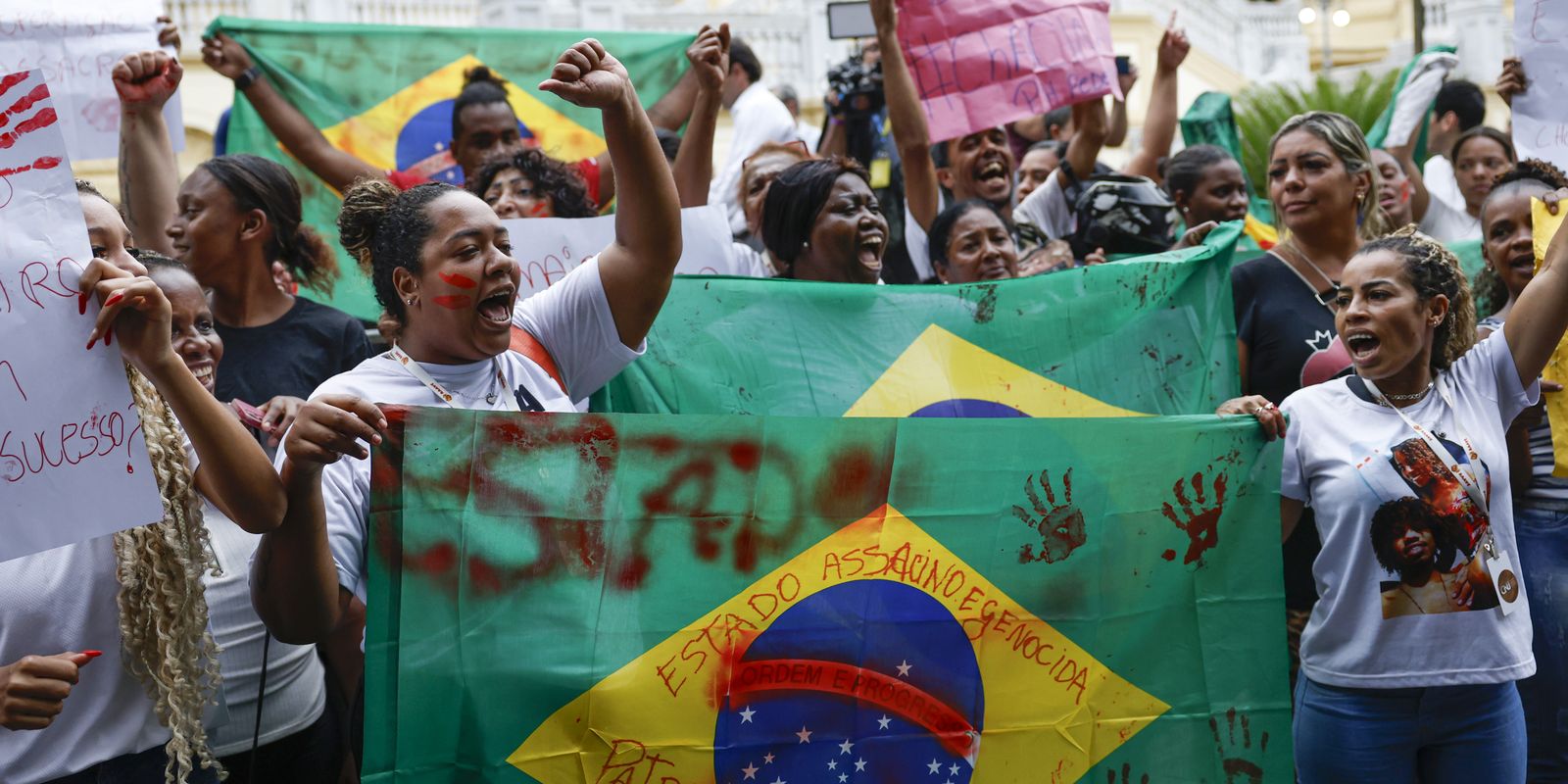 Moradores do Alemão e da Penha protestam contra mortes em operação Moradores do Alemão e da Penha protestam contra mortes em operação