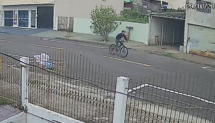 Bicicleta é furtada em plena luz do dia no Bairro Parque São Paulo