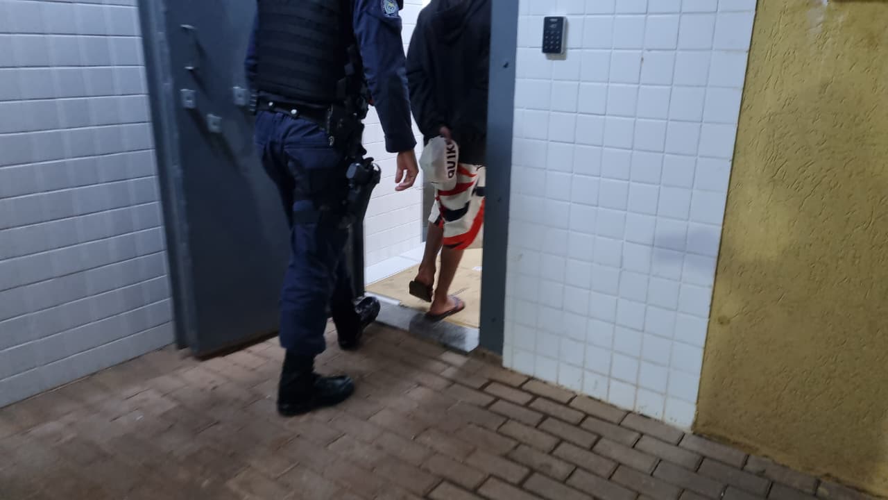 Menor é apreendido após ser flagrado vandalizando praça no Bairro Santa Cruz Menor é apreendido após ser flagrado vandalizando praça no Bairro Santa Cruz