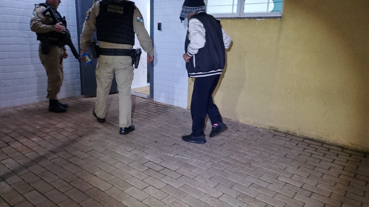 Idoso é preso suspeito de importunação sexual contra criança no Bairro Cascavel Velho Idoso é preso suspeito de importunação sexual contra criança no Bairro Cascavel Velho