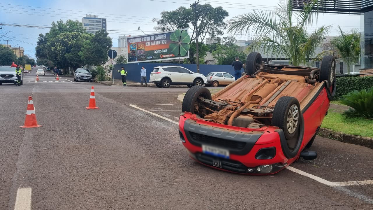 Fiat Mobi capota após colisão com Celta no bairro Parque São Paulo em Cascavel