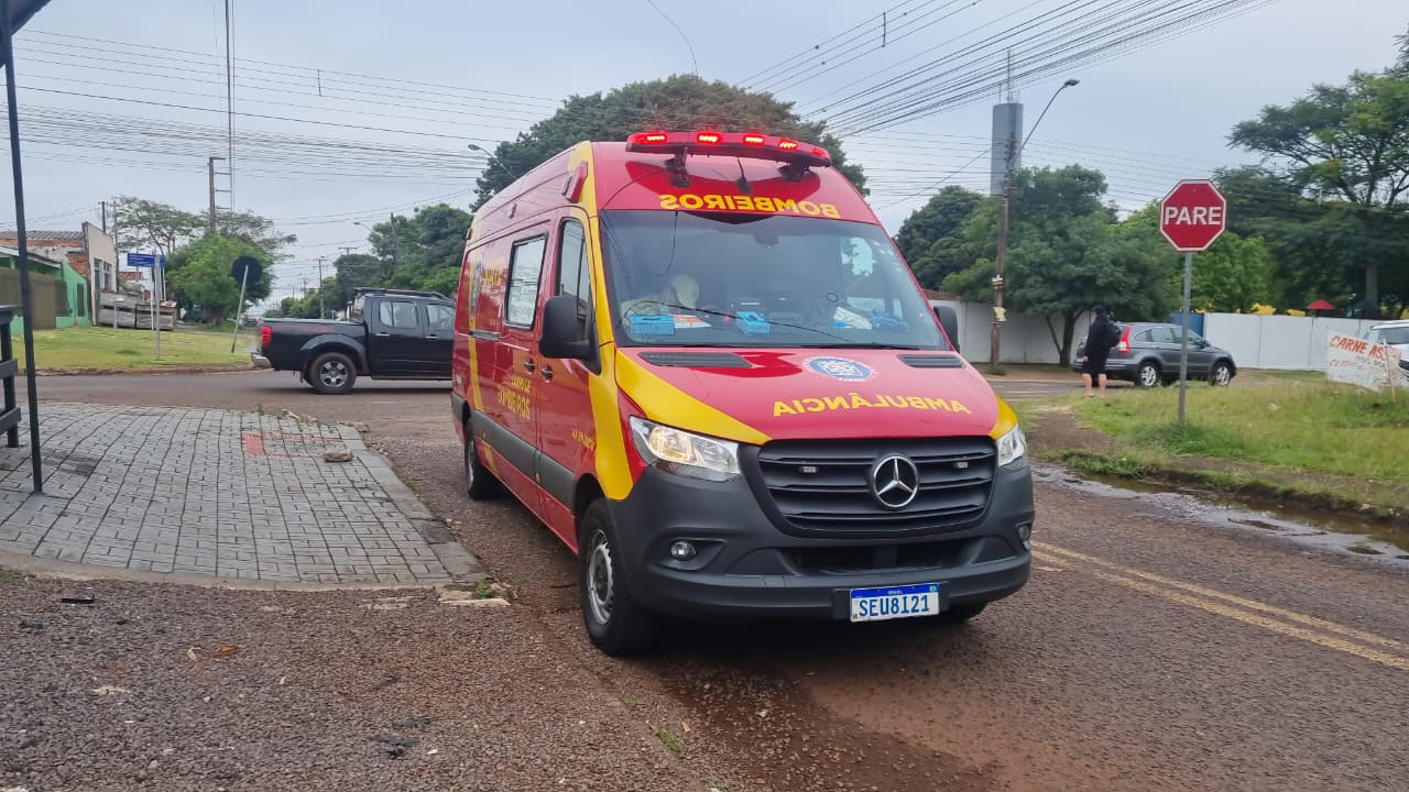 Motociclista fica ferida em colisão no Bairro Santa Felicidade