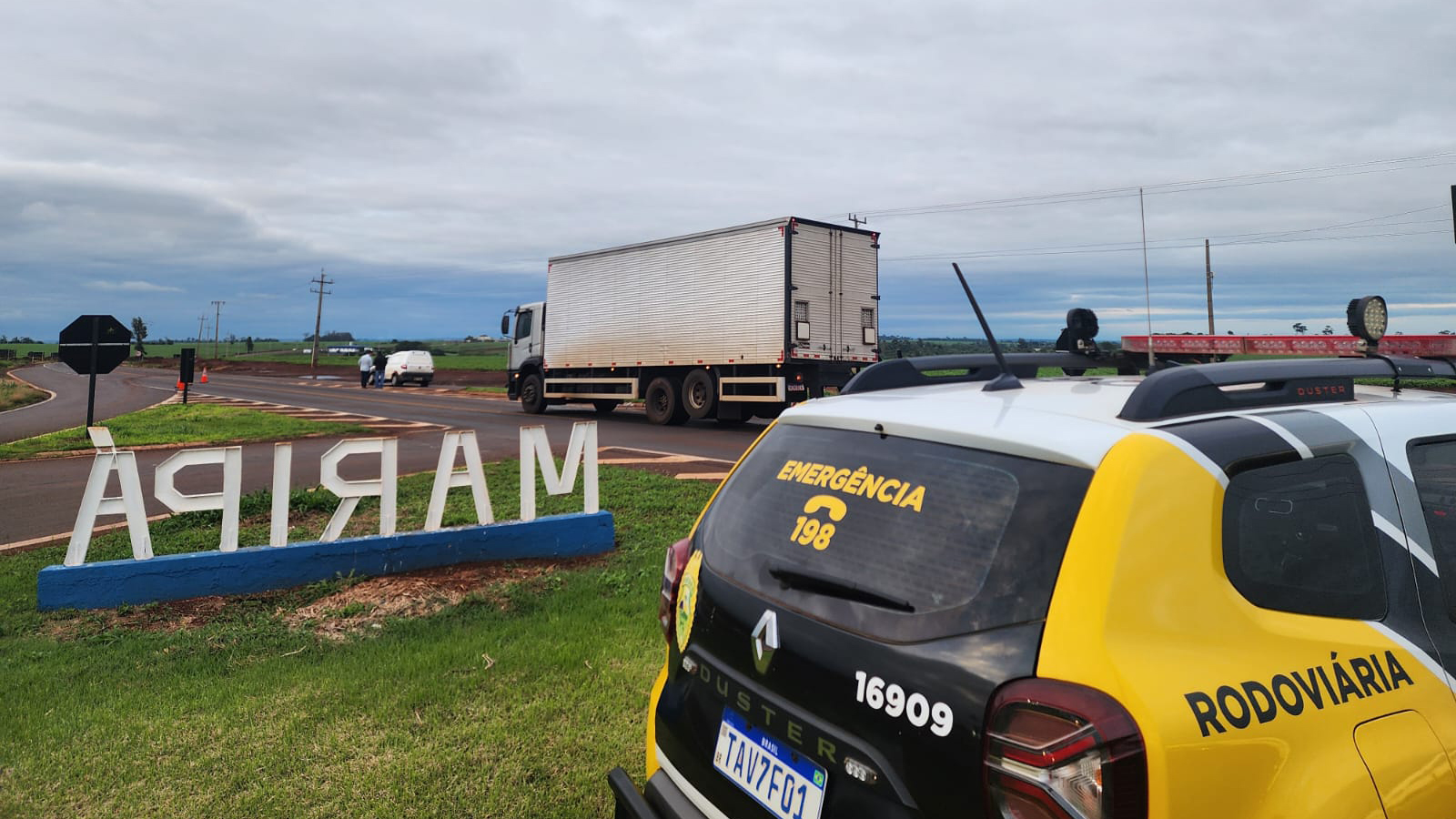 Abalroamento entre Strada e caminhão deixa motorista ferido em Maripá