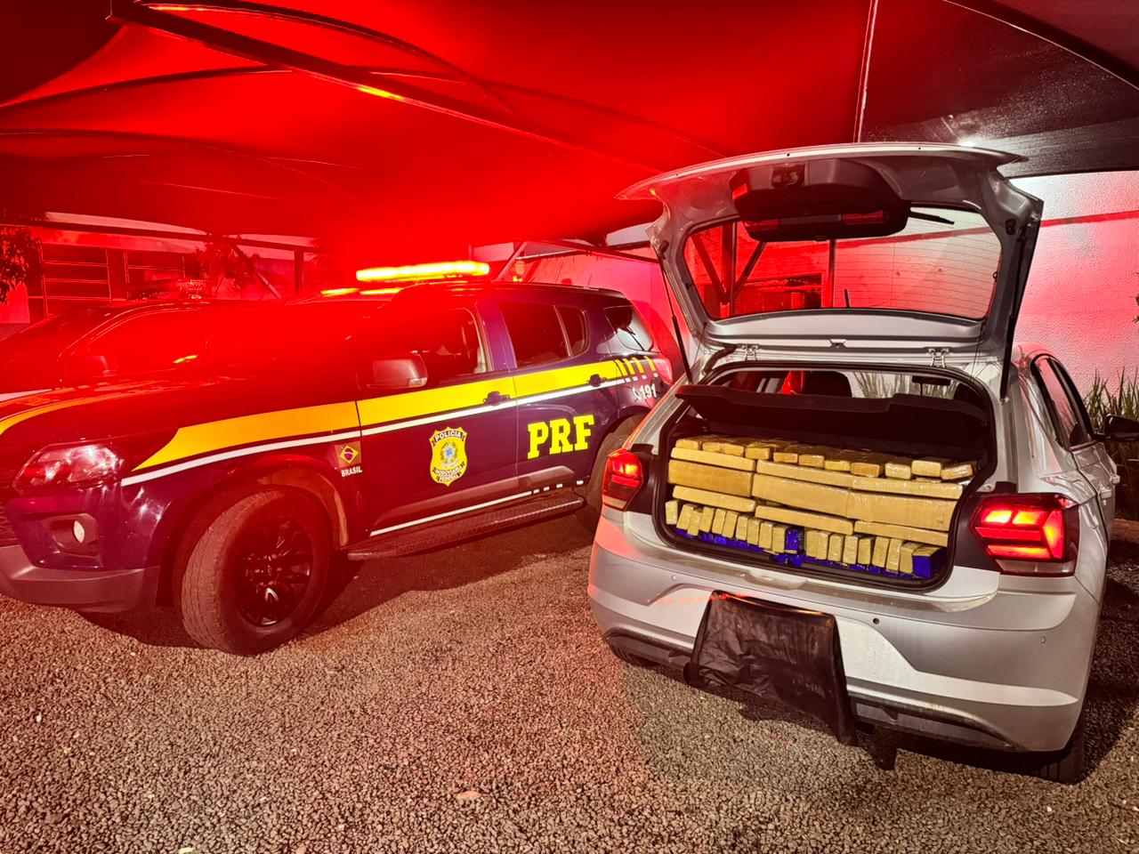 Mais de 420 quilos de maconha são apreendidos em carro roubado na BR-277, em São Miguel do Iguaçu Imagem referente a Mais de 420 quilos de maconha são apreendidos em carro roubado na BR-277, em São Miguel do Iguaçu