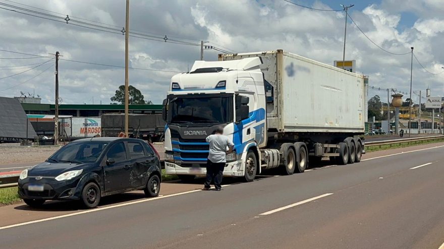 Fiesta e carreta se envolvem em acidente na BR-277 em Cascavel, próximo ao Trevo Cataratas