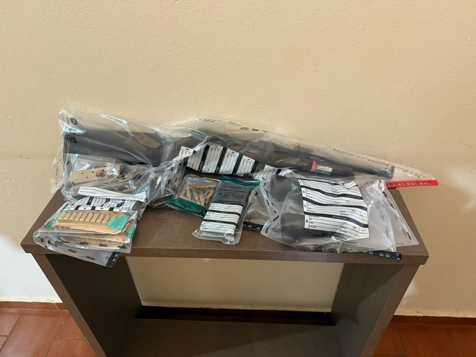 Polícia Militar apreende arsenal em residência durante operação em Palotina Imagem referente a Polícia Militar apreende arsenal em residência durante operação em Palotina
