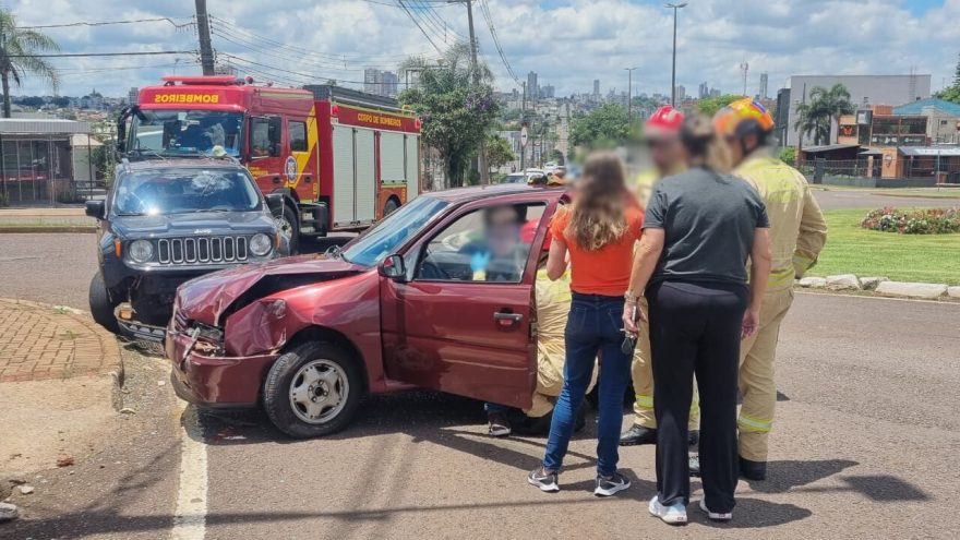 Gol e Renegade se envolvem em forte colisão na rotatória das Avenidas da FAG e Brasil