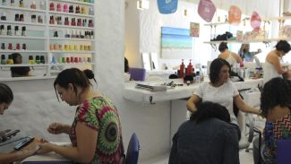 Anvisa proíbe duas substâncias utilizadas em unhas em gel Anvisa proíbe duas substâncias utilizadas em unhas em gel
