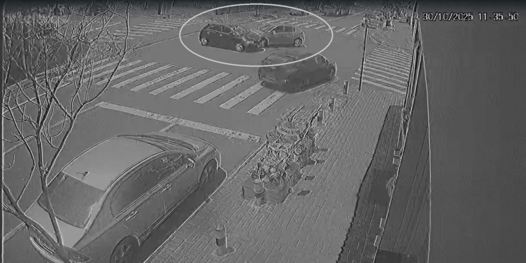 Câmera de segurança registra acidente na Avenida Papagaios Câmera de segurança registra acidente na Avenida Papagaios