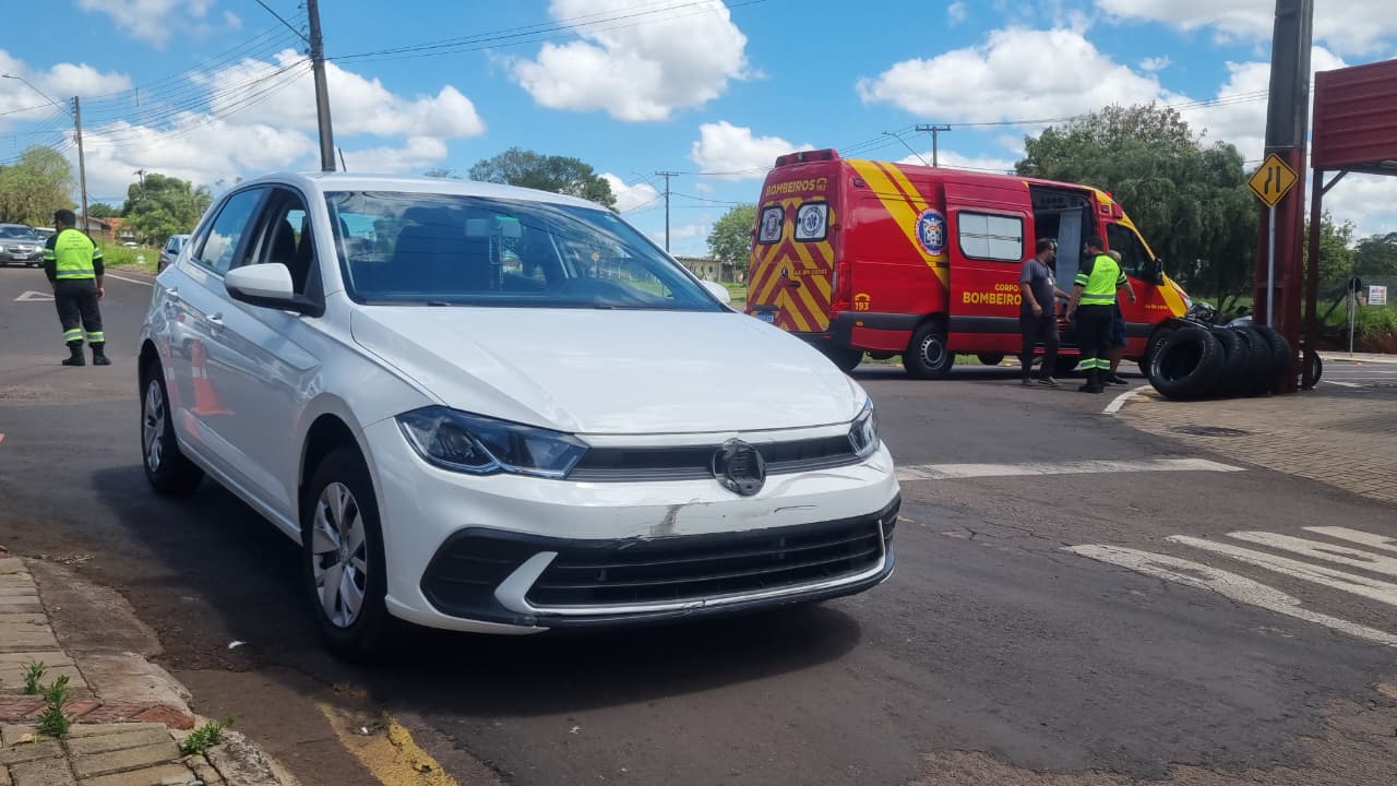Mulher fica ferida em colisão entre Polo e motocicleta em Cascavel