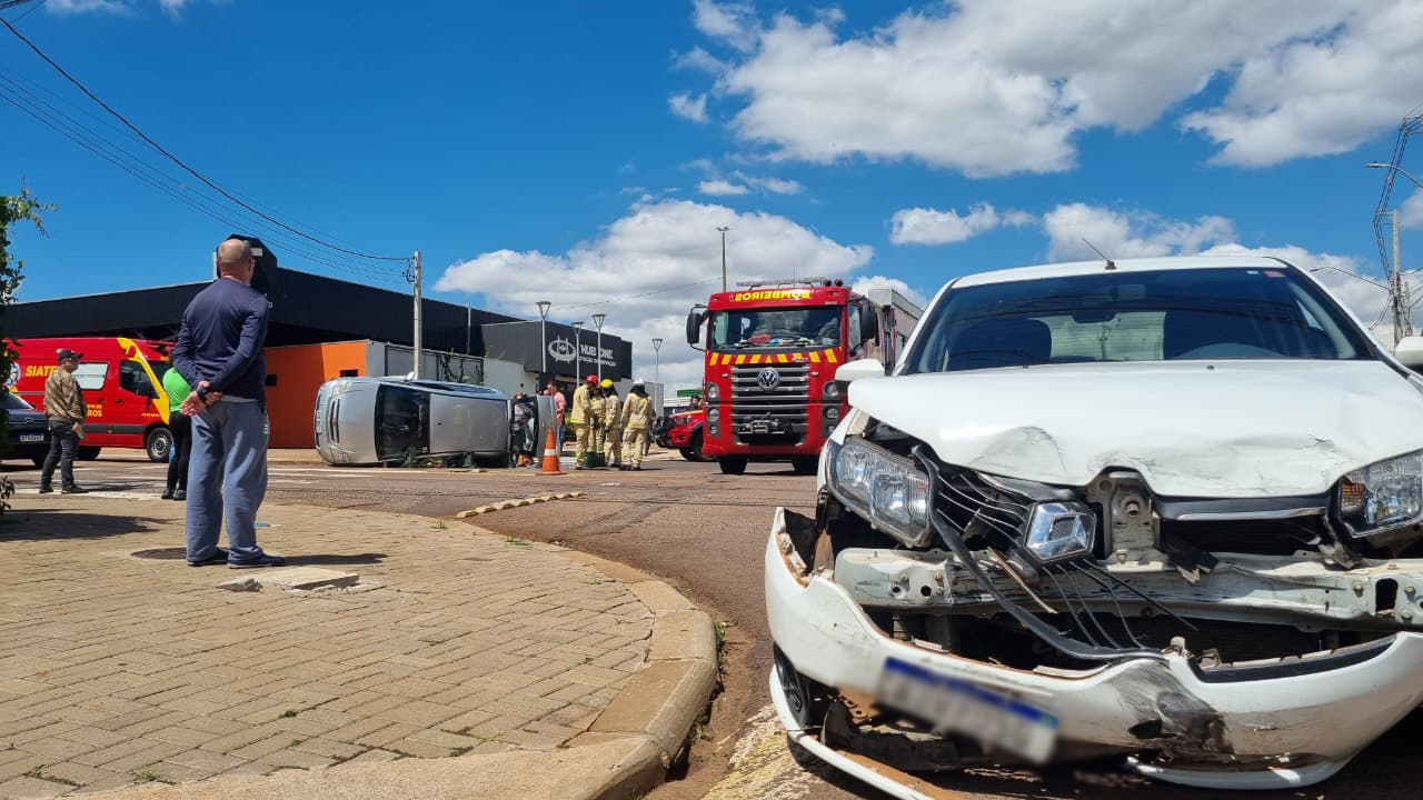 Meriva tomba após colisão com Sandero em Cascavel
