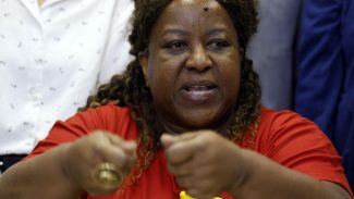 Ministra quer perícia independente após reunião com famílias no Rio