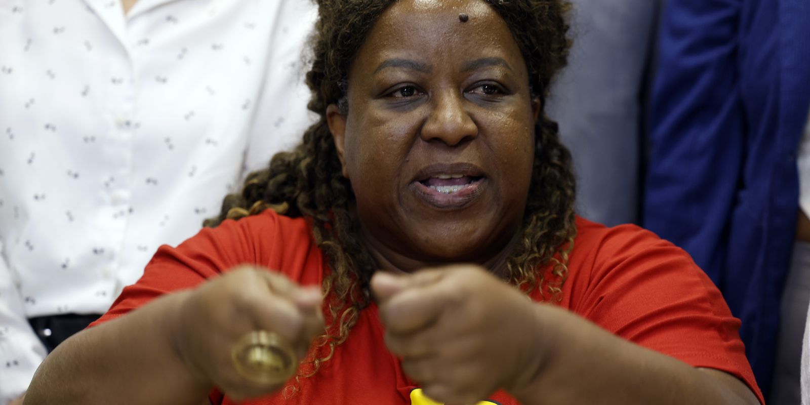 Ministra quer perícia independente após reunião com famílias no Rio