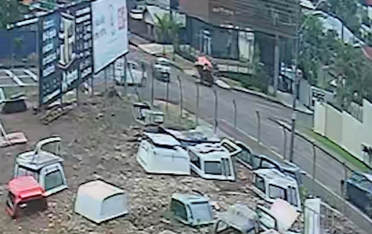 Vídeo mostra momento em que Mobi cruza preferencial e capota no Parque São Paulo