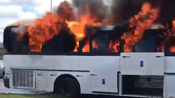 Ônibus de compristas é destruído por incêndio na BR-277